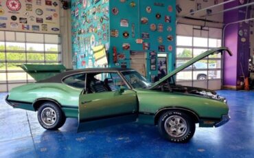 Unknown-442-1970-Green-Green-1