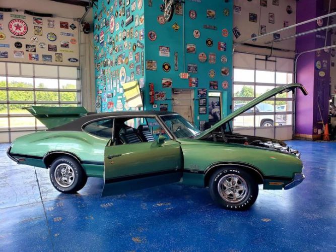 Unknown-442-1970-Green-Green-1