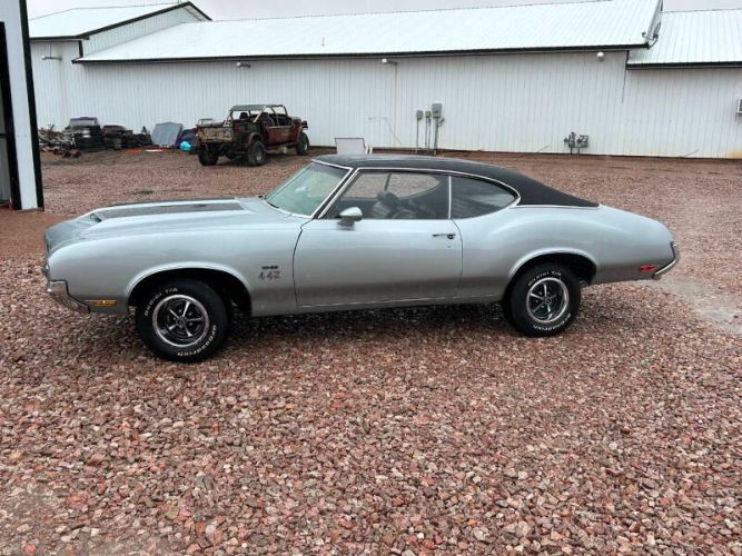Unknown-442-1970-Silver-Black