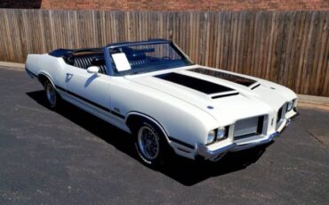 Unknown-442-1972-White-Black-1