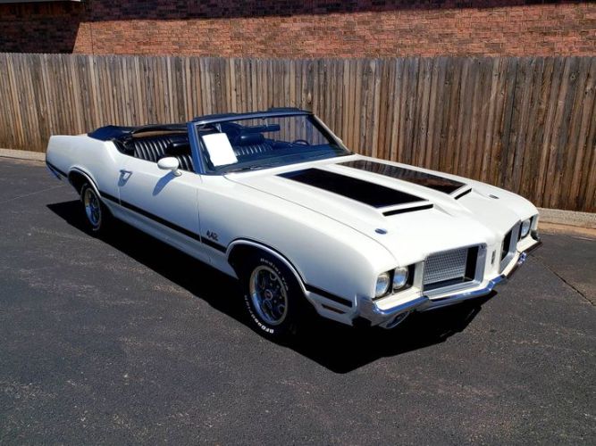 Unknown-442-1972-White-Black-1