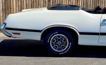 Unknown-442-1972-White-Black-11