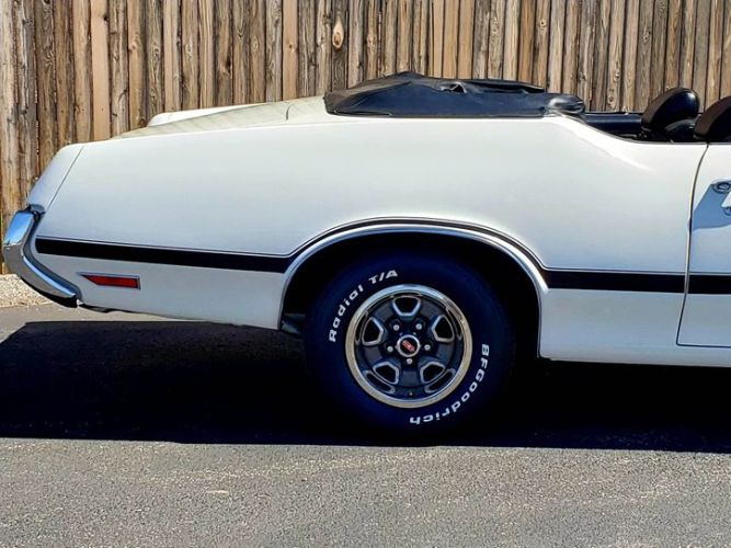 Unknown-442-1972-White-Black-11