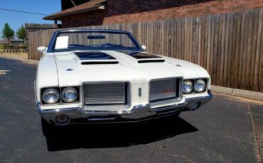 Unknown-442-1972-White-Black-2