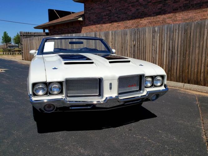 Unknown-442-1972-White-Black-2
