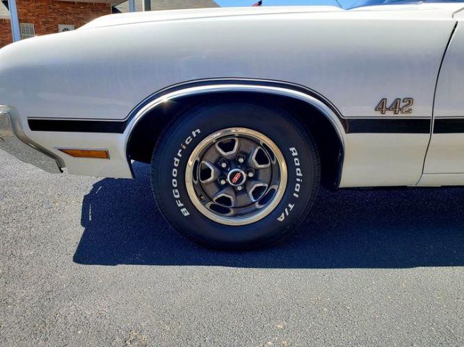 Unknown-442-1972-White-Black-3