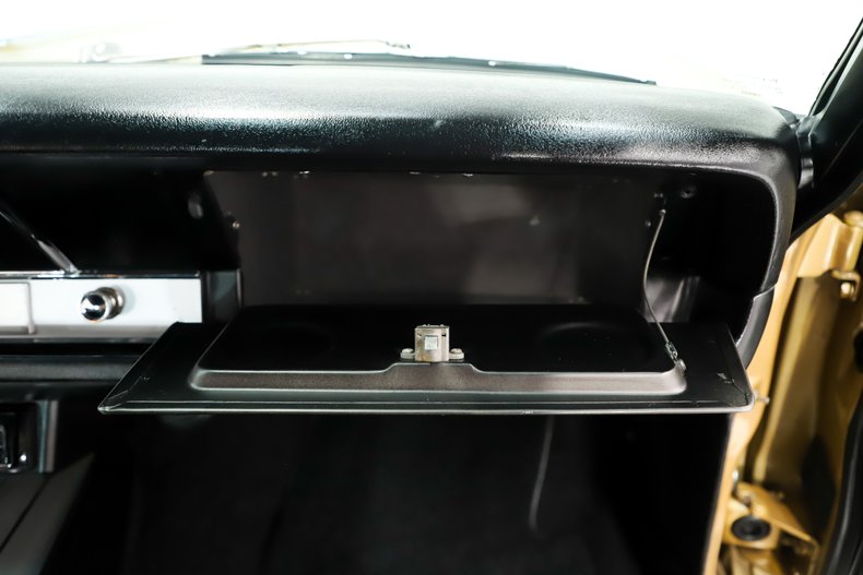 Unknown-Barracuda-1968-Ember-Gold-Black-32