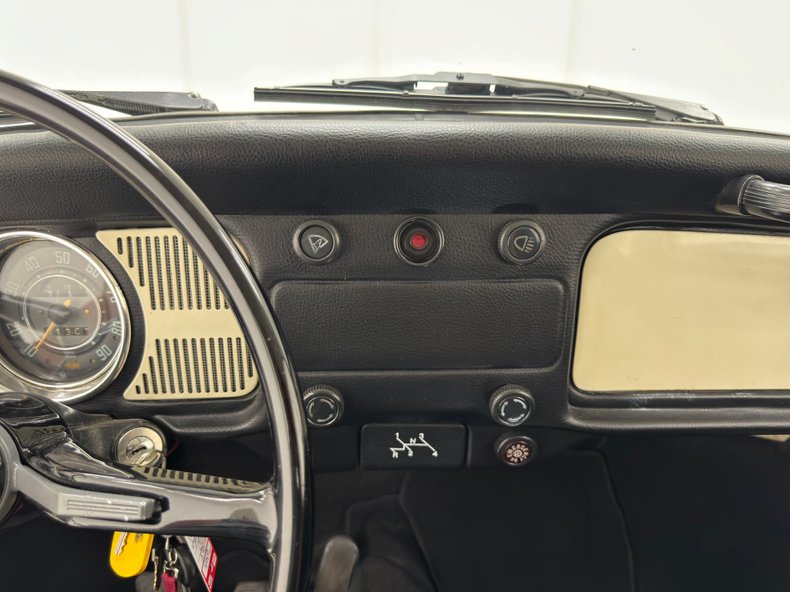 Unknown-Beetle-1968-Ivory-Black-4