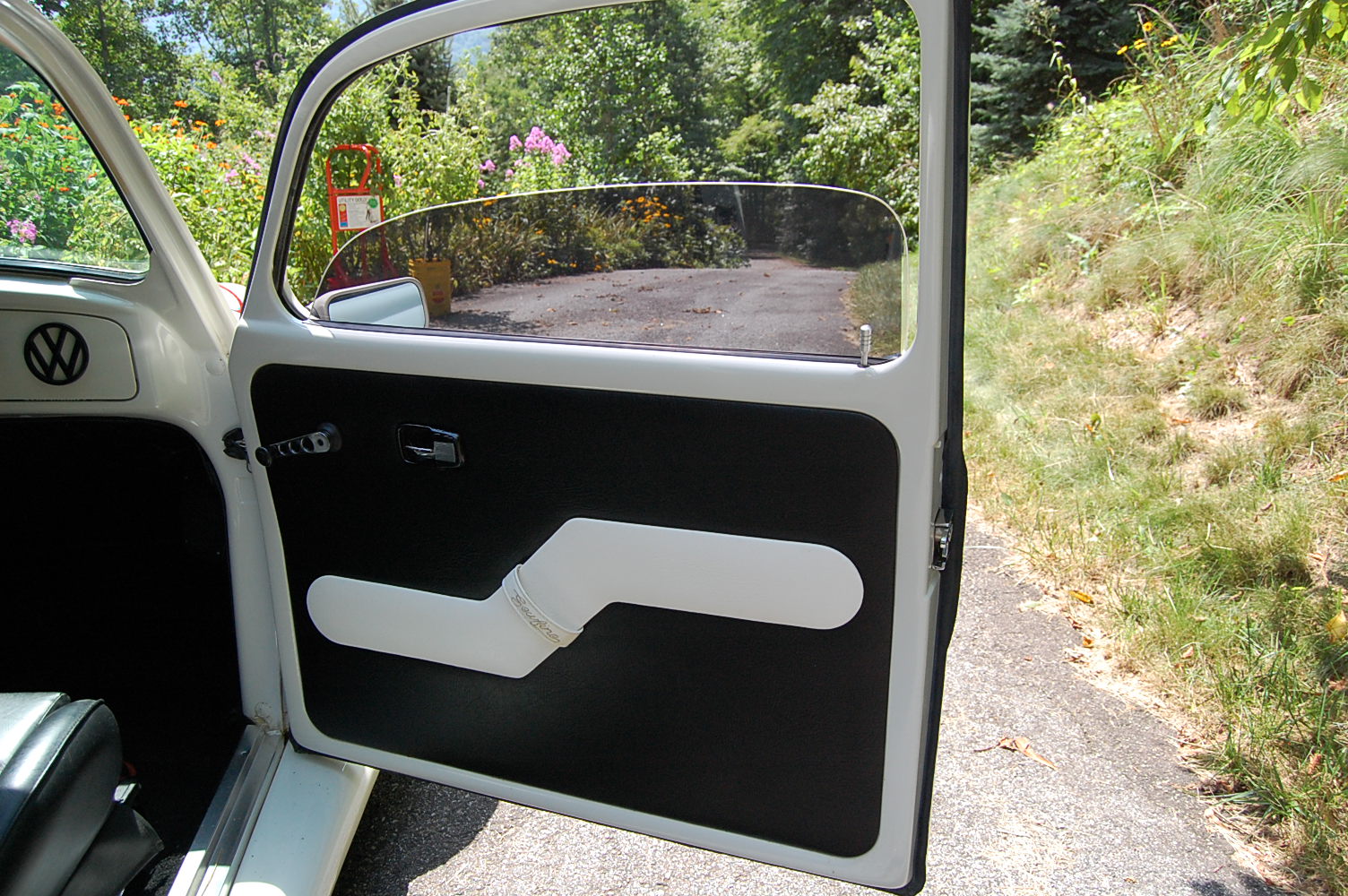 Unknown-Beetle-1968-White-Black-5