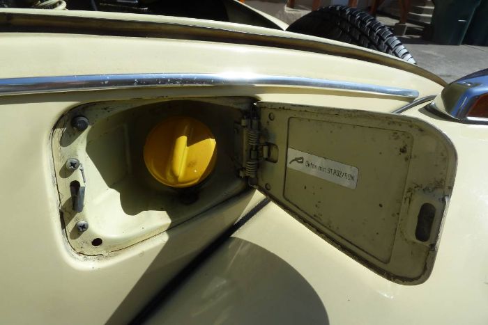 Unknown-Beetle-1970-YellowBlack-16