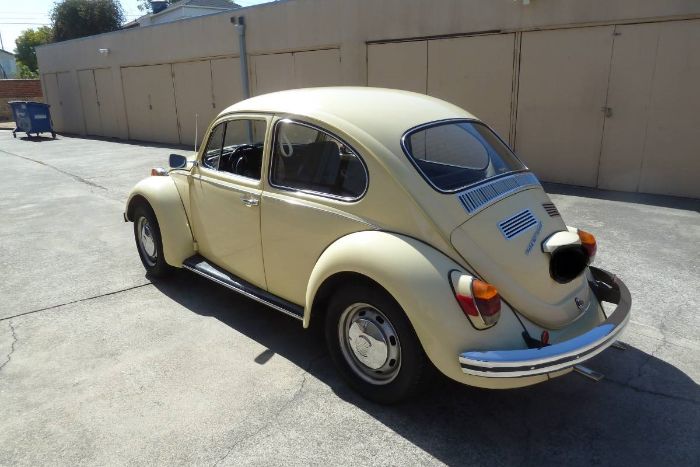 Unknown-Beetle-1970-YellowBlack-3