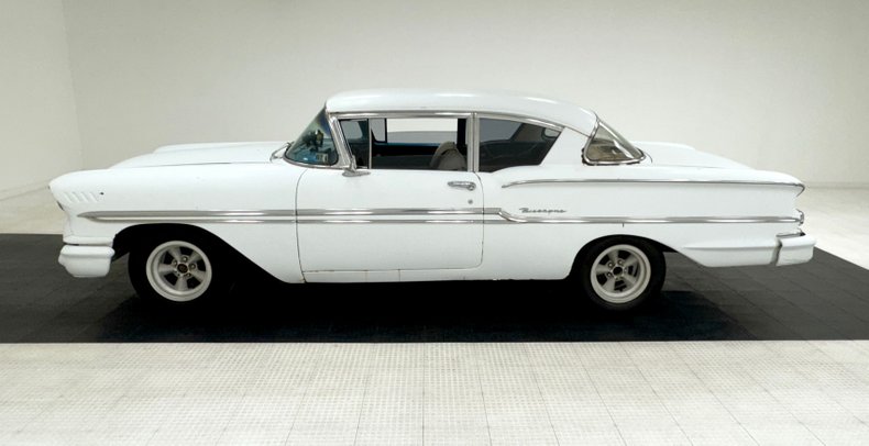 Unknown-Biscayne-1958-White-Blue-39