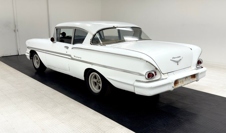 Unknown-Biscayne-1958-White-Blue-40