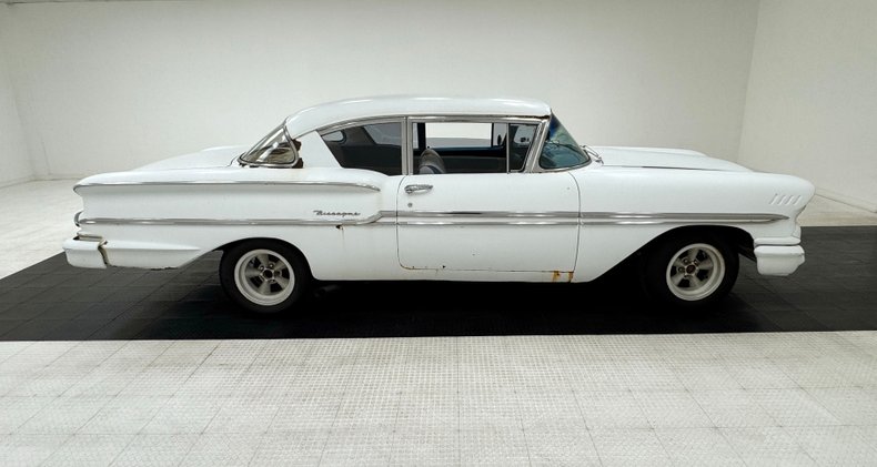 Unknown-Biscayne-1958-White-Blue-48