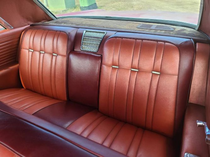 Unknown-Bonneville-1964-Red-White-Top-2