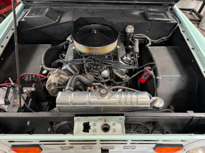 Unknown-Bronco-1966-Frost-TurquoiseWhit-11