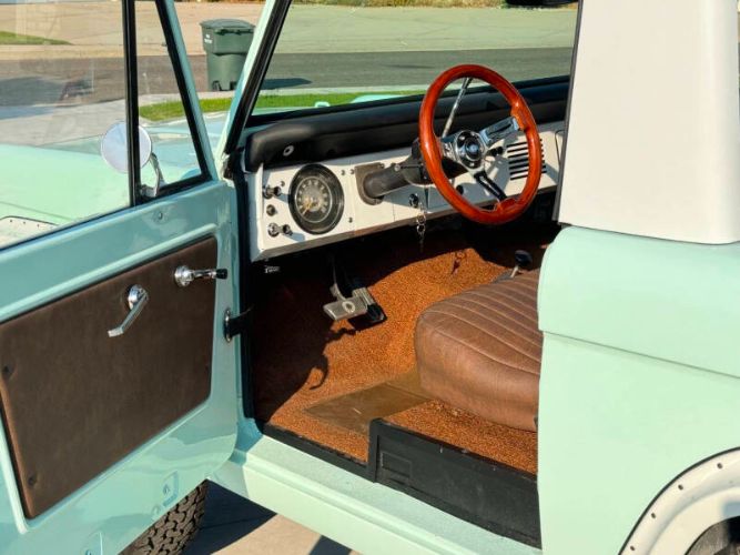 Unknown-Bronco-1966-Frost-TurquoiseWhit-14