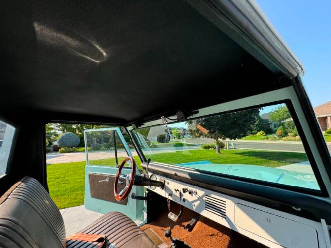 Unknown-Bronco-1966-Frost-TurquoiseWhit-15