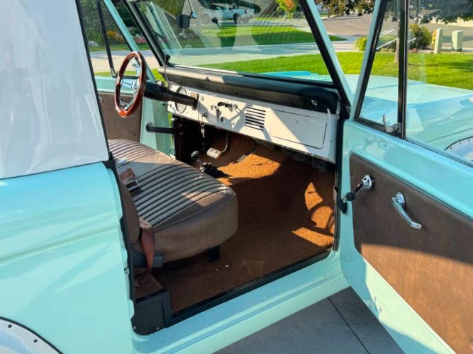 Unknown-Bronco-1966-Frost-TurquoiseWhit-17