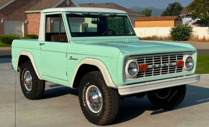 Unknown-Bronco-1966-Frost-TurquoiseWhit-19