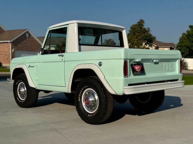 Unknown-Bronco-1966-Frost-TurquoiseWhit-21