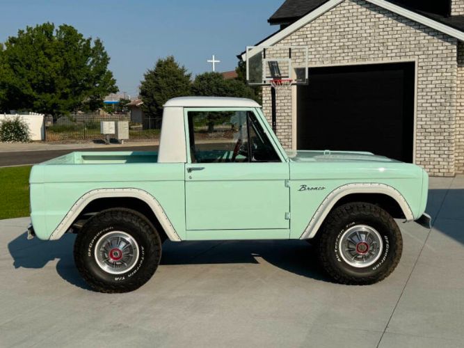 Unknown-Bronco-1966-Frost-TurquoiseWhit-22