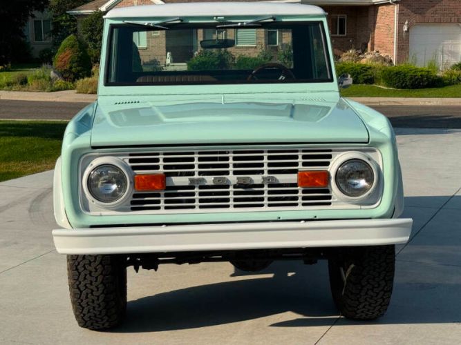Unknown-Bronco-1966-Frost-TurquoiseWhit-23