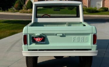 Unknown-Bronco-1966-Frost-TurquoiseWhit-24