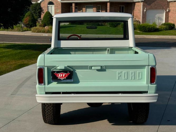 Unknown-Bronco-1966-Frost-TurquoiseWhit-24