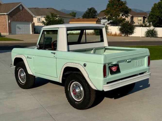 Unknown-Bronco-1966-Frost-TurquoiseWhit-25