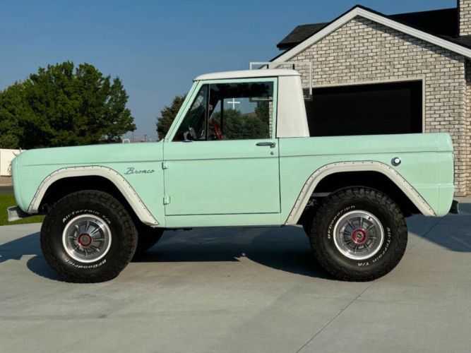 Unknown-Bronco-1966-Frost-TurquoiseWhit-26