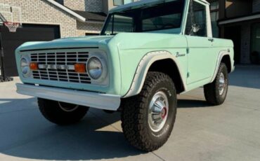 Unknown-Bronco-1966-Frost-TurquoiseWhit