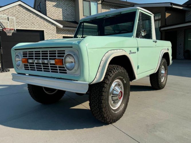 Unknown-Bronco-1966-Frost-TurquoiseWhit