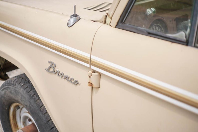 Unknown-Bronco-1966-Sahara-Beige-exterio-Tan-41