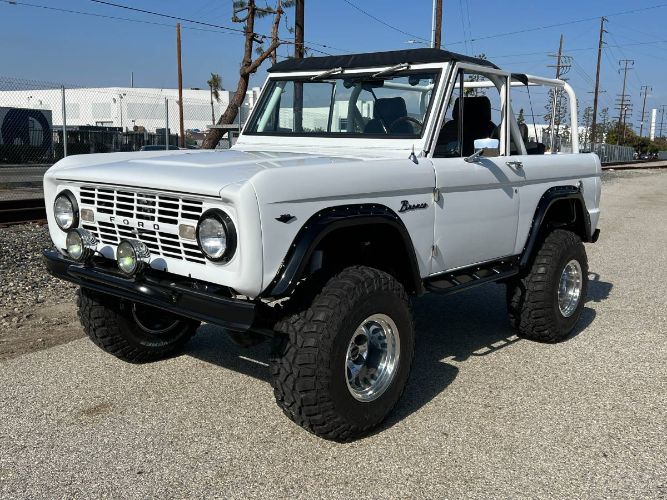 Unknown-Bronco-1968-White-Black-Leather-10