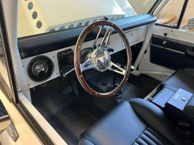 Unknown-Bronco-1968-White-Black-Leather-11