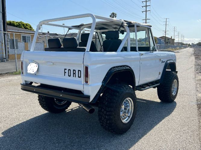 Unknown-Bronco-1968-White-Black-Leather-2