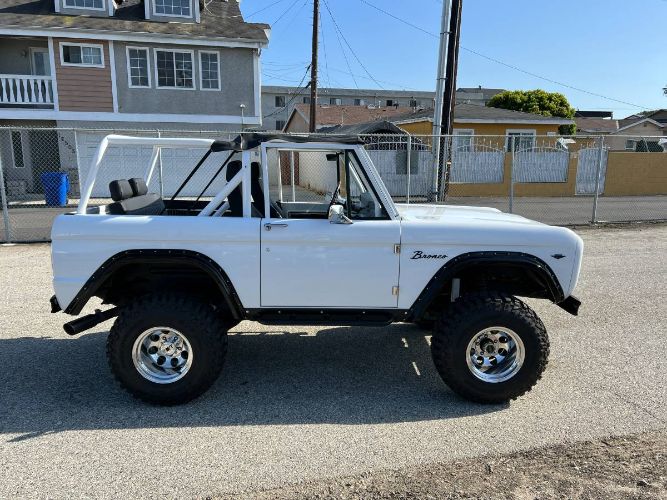 Unknown-Bronco-1968-White-Black-Leather-3
