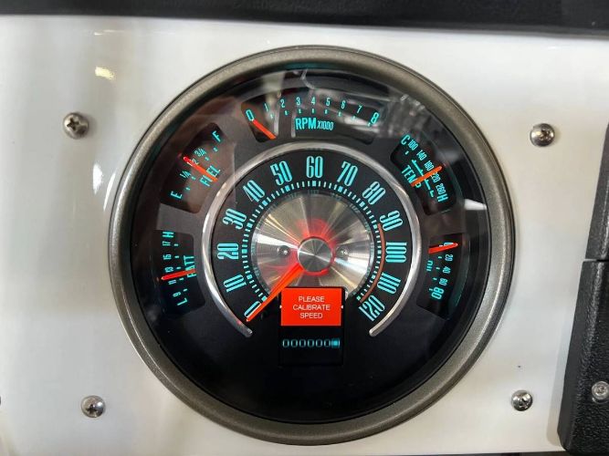 Unknown-Bronco-1968-White-Black-Leather-4