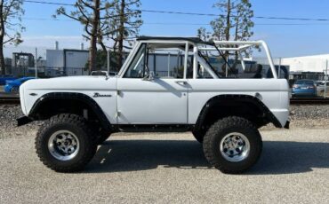Unknown-Bronco-1968-White-Black-Leather-5