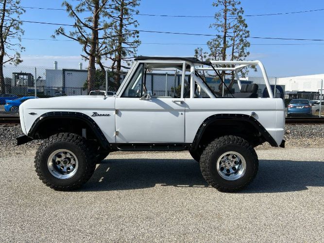 Unknown-Bronco-1968-White-Black-Leather-5