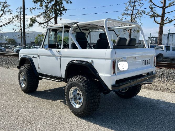 Unknown-Bronco-1968-White-Black-Leather-7