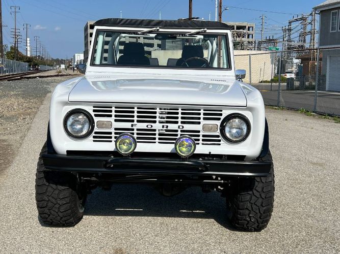 Unknown-Bronco-1968-White-Black-Leather-8