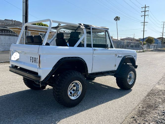 Unknown-Bronco-1968-White-Black-Leather-9