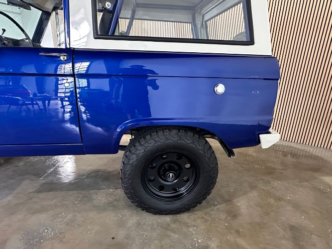 Unknown-Bronco-1969-Dark-Blue-Parchment-41