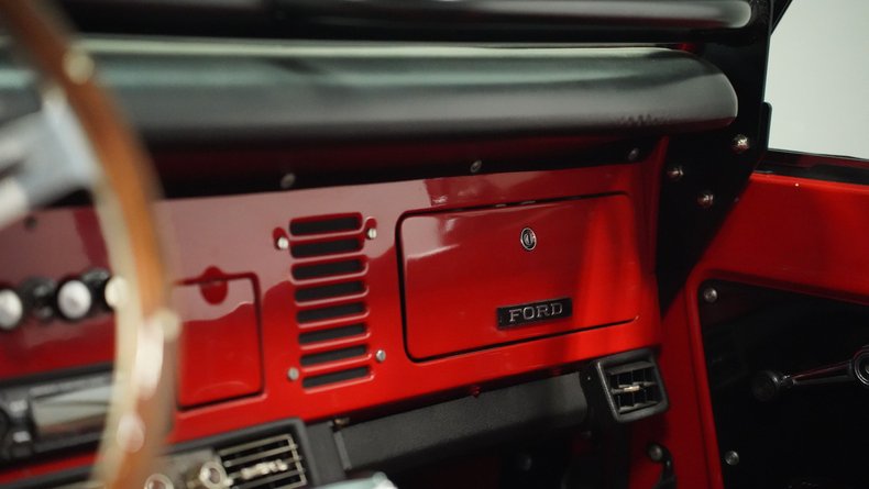 Unknown-Bronco-1970-Red-Black-ampamp-Red-40