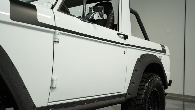 Unknown-Bronco-1970-White-Black-26
