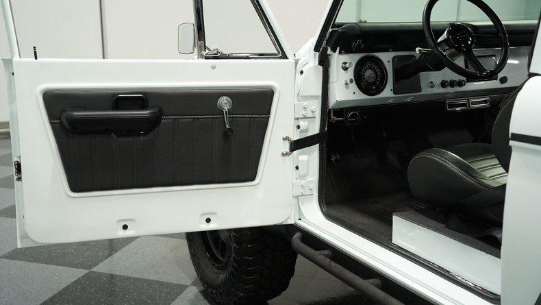 Unknown-Bronco-1970-White-Black-37
