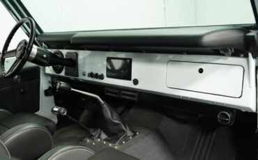 Unknown-Bronco-1970-White-Black-38