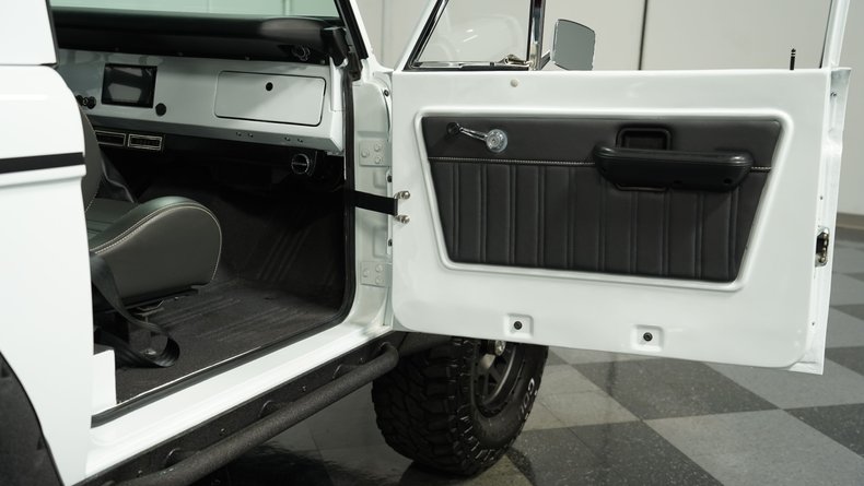 Unknown-Bronco-1970-White-Black-40